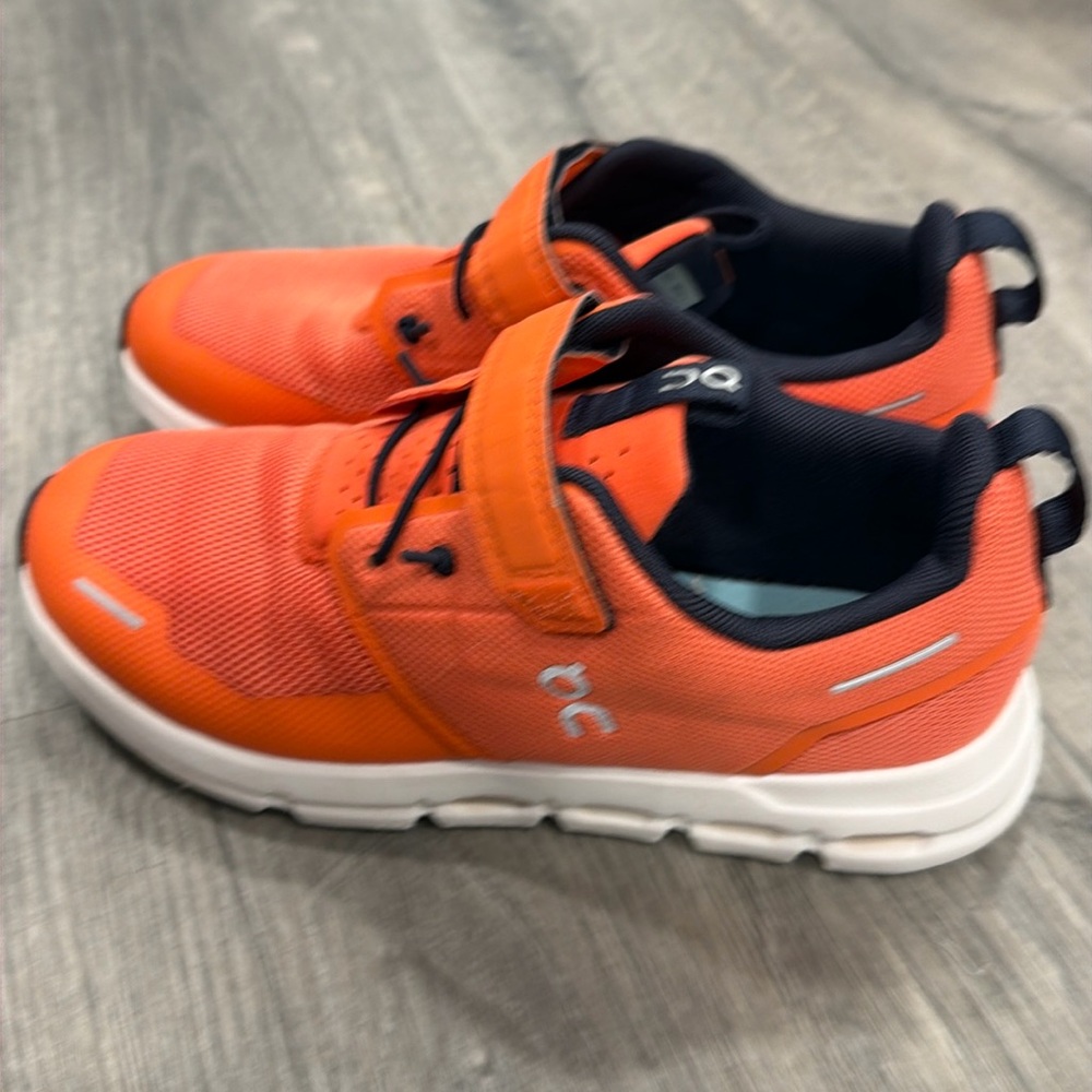 On Cloud Play running sneaker